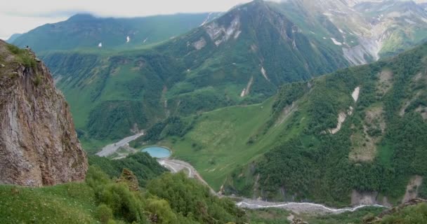 Горы Река Озеро Дорога Дикий Ландшафт Голубое Небо — стоковое видео