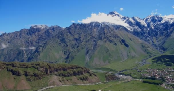 Villaggio Sulle Cime Innevate Delle Montagne Sfondo Nel Distretto Kazbegi — Video Stock