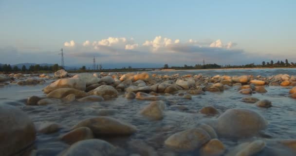 Runda Vita Stenar Ligger Stranden Kallt Berg Flod Mot Bakgrund — Stockvideo