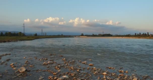 White Stones Lie Shore Cold Mountain River Backdrop Mountain River — Stock Video