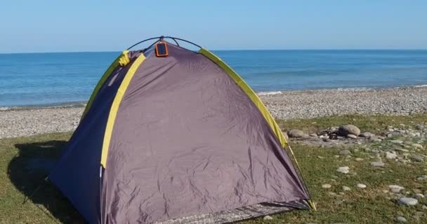 Tenda Sulla Spiaggia Con Due Sedie Piedi Sull Erba Tenda — Video Stock