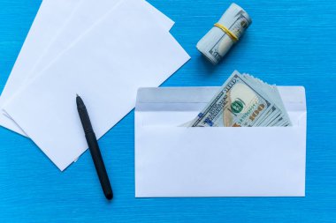 bir zarfın içinde rüşvet.