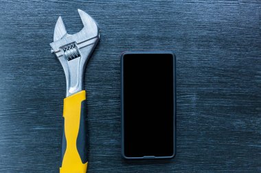 Masanın üzerinde bir telefon ile anahtar.