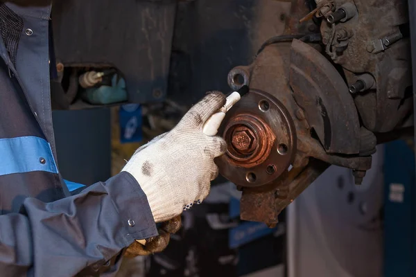 Reparación de frenos de disco en el coche . — Foto de Stock