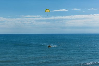 Alanya'da mavi gökyüzünde parasailing. Alanya, Türkiye'de parasailing