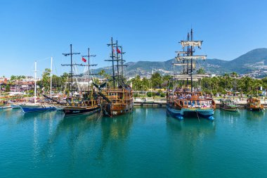 Korsan turist tekneleri Alanya'da bağlantı noktası.