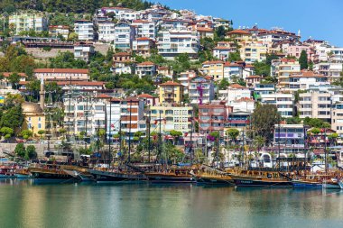 Korsan turist tekneleri Alanya'da bağlantı noktası.