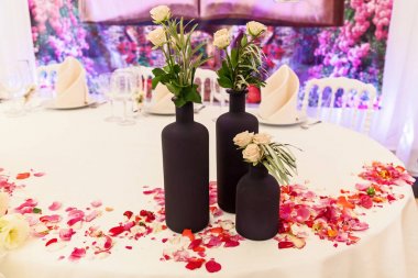 Düğün salonunda Konuklar için tablo.