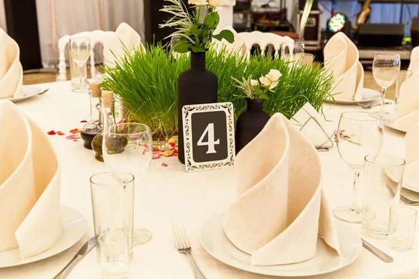 Tisch für Gäste im Hochzeitssaal. — Stockfoto