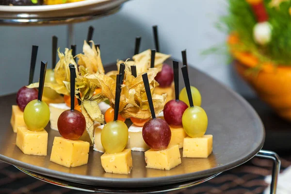 Canapé con queso y uva — Foto de Stock