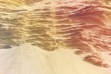 Jet kum kum heykel dağlardan aşağı düşüyor güzel doğal peyzaj