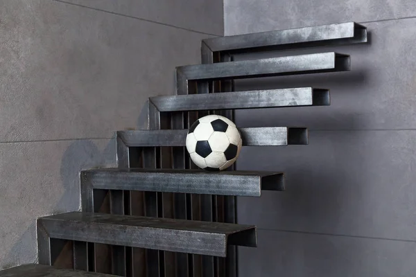 Futbol Topu Bir Metal Staircase Soccer Topa Metalik Arka Plan — Stok fotoğraf