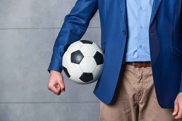 Mavi Bir Ceket Bir Işadamı Duvara Yakın Duruyor Bir Futbol — Stok fotoğraf