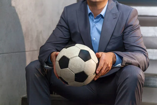 Homme Affaires Costume Formel Tient Ballon Football Dans Ses Mains — Photo