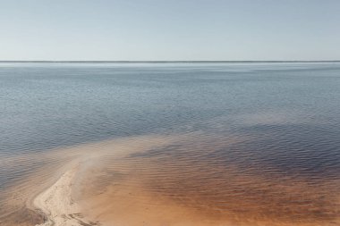 Sandy kıyı ve sandbanks su.