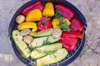 Izgaralar üzerinde ızgara sebzeler barbekü ızgara yuvarlak