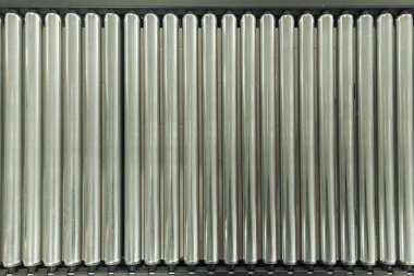 Rulo konveyör geçiş. Rulo konveyör, üretim hattı konveyör rulo ulaşım nesnelerini geçiş.