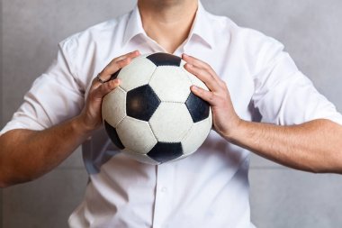 bir futbol topu ile elbiseli adam