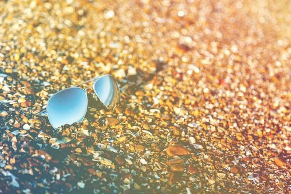 Sunglasses Beach Reflection Summer Exposure Sand Pebbles Background Texture Sea — Stock Photo, Image
