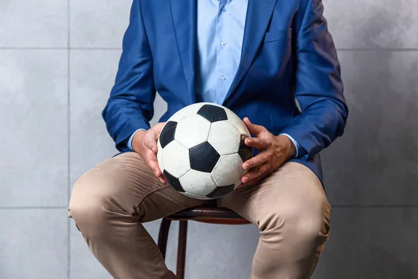 Bir futbol topu ile elbiseli adam — Stok fotoğraf