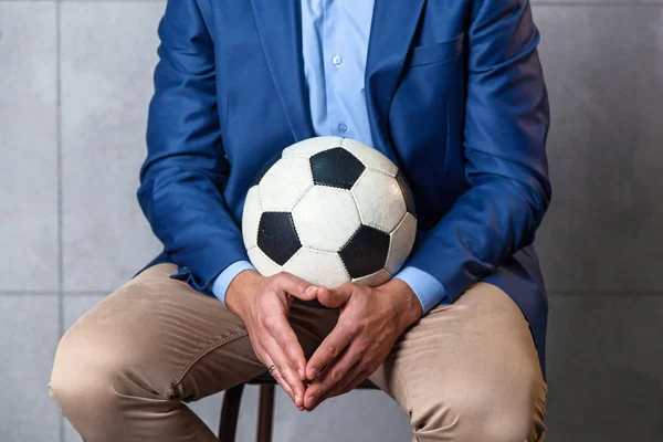 Bir futbol topu ile elbiseli adam — Stok fotoğraf