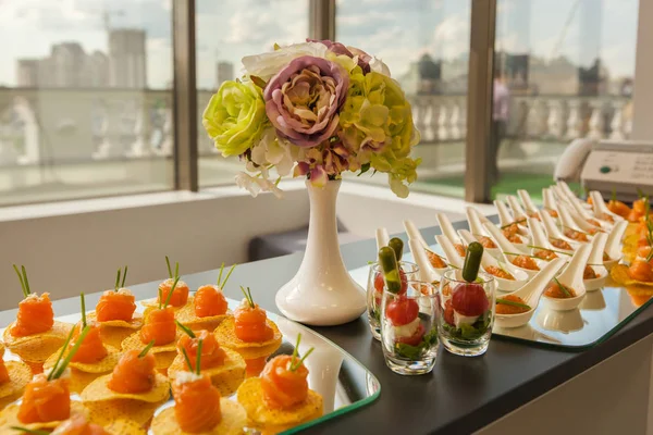 Mesa de férias com lanches — Fotografia de Stock