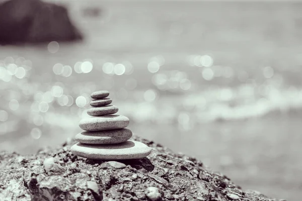 Ein Kleines Zen Aus Einem Steinhaufen Auf Einem Felsen Steingleichgewicht — Stockfoto