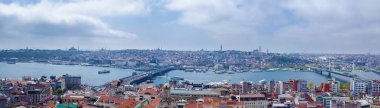 Galata Köprüsü ve Yeni Cami cami ile Istanbul 'un panoramik görüntü