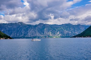 Perast - tarihi kent Boka Kotor bay Boka Kotorska, Karadağ, Avrupa'nın kıyısında güzel manzara. Kotor Koyu'ndaki bir Unesco Dünya mirası olduğunu.