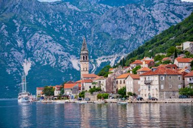 Yaz gezisi. Karadağ, Kotor Körfezi ve antik şehir Perast çan kulesi St.Nicholas Kilisesi Karadağ, Europe ile görünümünü. Kotor Koyu'ndaki bir Unesco Dünya mirası olduğunu