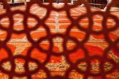 İç cami halı zemin, duvar duvar resimleri, bir desen ile bölümleri üzerinde