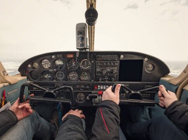 Pilot ve yardımcı pilot kurumsal jet kontrol işletim arka görünümü