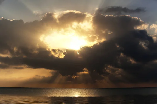 Ακτίνες Ηλιοβασίλεμα Που Λάμπει Μέσα Από Σύννεφα Της Αδριατικής Θάλασσας — Φωτογραφία Αρχείου