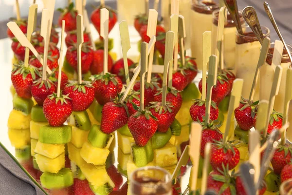 Canapé Pincho Madera Con Fresa Kiwi Piña Buffet Para Una — Foto de Stock