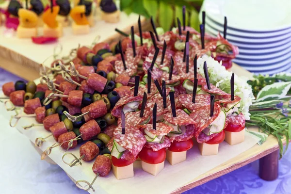 サラミとオリーブ サラミ トマトとチーズのパーティーや結婚式 ビュッフェの串にカナッペ ケータリング — ストック写真