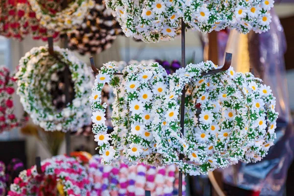 Θάλαμοι Λουλούδι Πωλούν Κεφάλι Weaths Φτιαγμένο Από Λουλούδια Κατάστημα Λουλούδια — Φωτογραφία Αρχείου