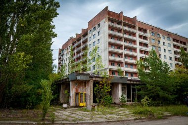 Pripyat şehrinde terk edilmiş bir bina