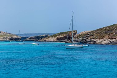Malta 'da mavi lagün saf kristal su