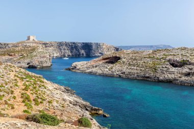 Malta 'da mavi lagün saf kristal su
