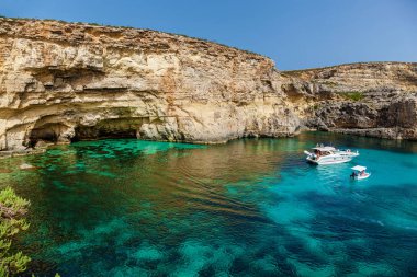 Malta 'da mavi lagün saf kristal su