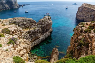 Malta 'da mavi lagün saf kristal su