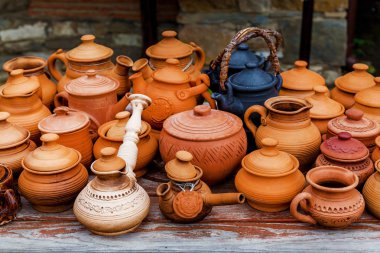 Çamur kapları, kupalar ve tabaklar