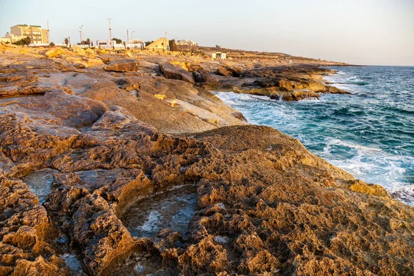 Lagoas de evaporação de sal ao largo da costa de Gozo — Fotografia de Stock