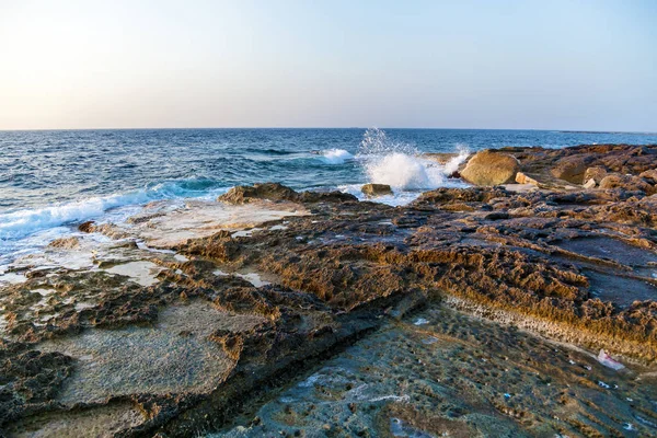 ゴゾ島の海岸の沖の塩の蒸発池 — ストック写真