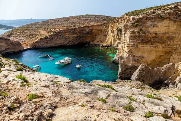 Чиста кришталева вода Блакитної лагуни на Мальті — стокове фото