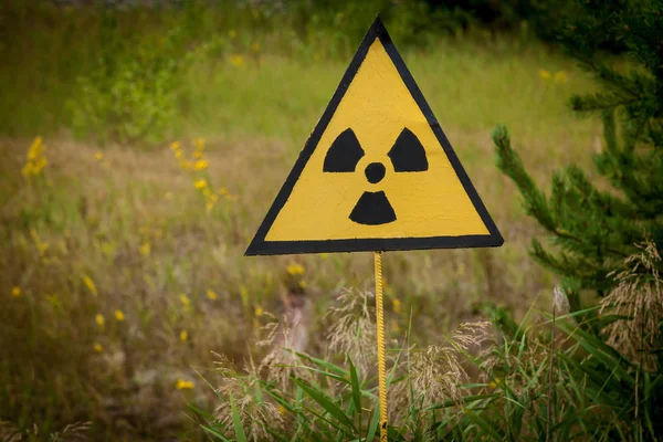 El signo de radiación en el campo — Foto de Stock