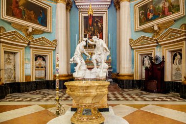 Mosta kubbesinin içi.