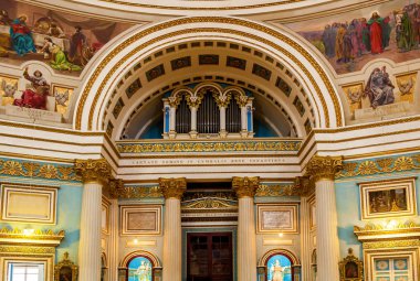 Mosta kubbesinin içi.