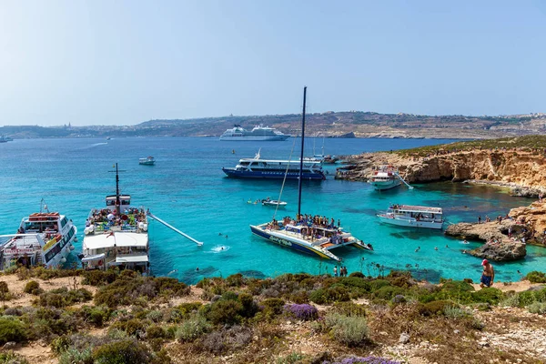 Agua cristalina pura de Blue Lagoon en Malta — Foto de Stock