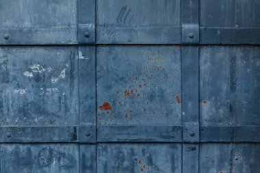 Sahildeki gözlem kulesi sahile karşı.